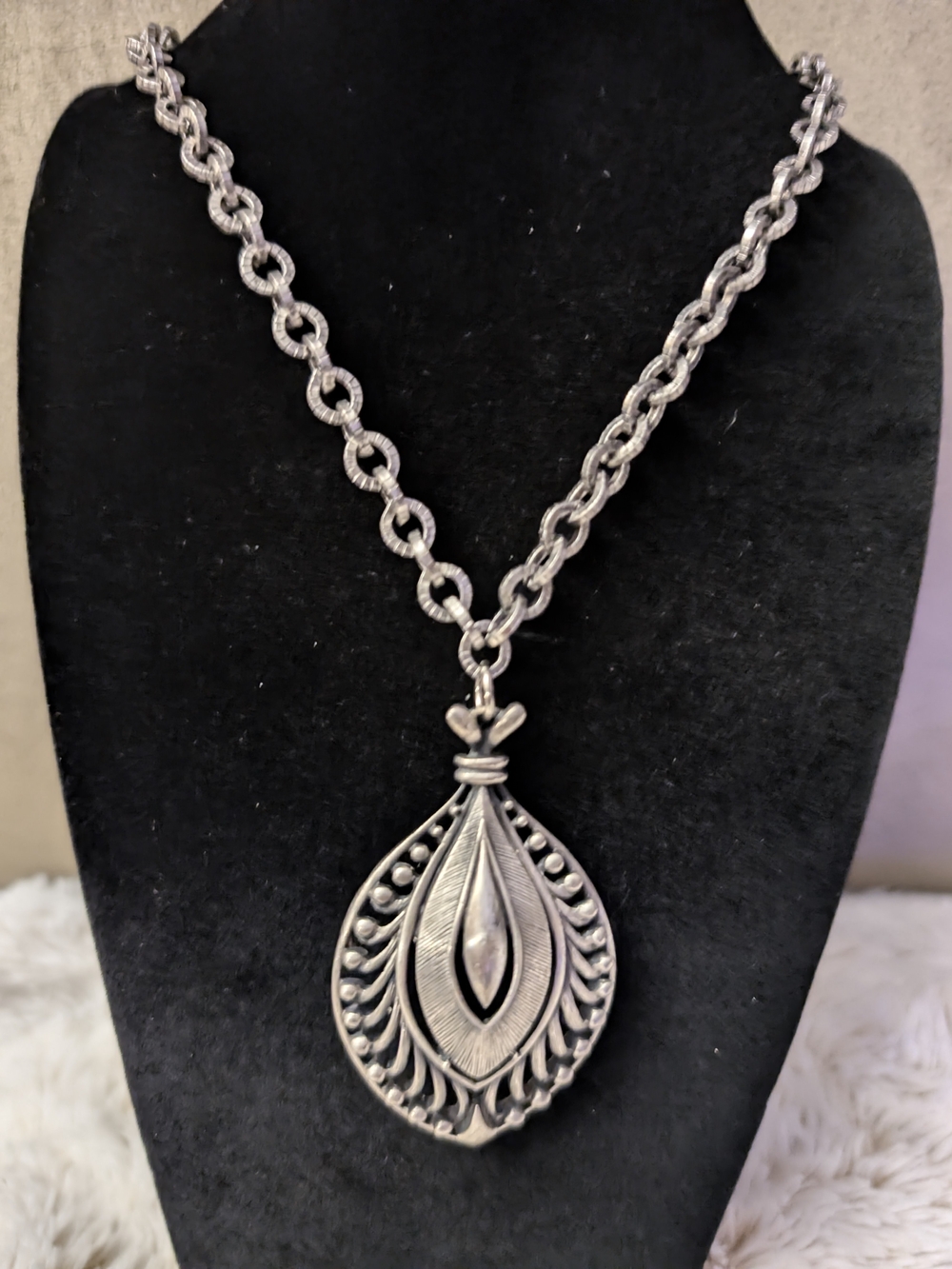 Silver-Tone Filigree Teardrop Pendant Necklace - Women's Jewelry Vintage